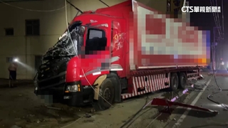 開到睡著！貨車撞電桿又衝民宅　引發火警.停電