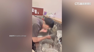 店員喝飲料吐工作水槽　旁有茶葉篩網！　茶湯會致歉