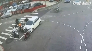 扯！擦撞4車又撞整排騎士　一路撞揪出「通緝女」