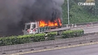 行駛國道疑突自燃　貨車陷火海用路人急閃避