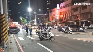 淡水汽車衝撞3等紅燈機車！　1騎士送醫不治.2輕傷