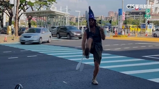 馬路當舞台！　外國人路口表演雜技　影響交通恐開罰