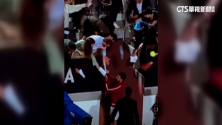 衰！喬帥幫球迷簽名　慘遭「不鏽鋼水瓶」砸中頭