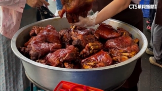 遊客萬巒買豬腳孝敬　內門總舖師辦桌慰勞媽媽