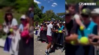 防再被鋁瓶K中　喬科維奇戴頭盔為粉絲簽名