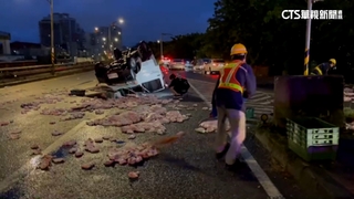 疑天雨路滑自撞　貨車駕駛滿載雞腿散落一地