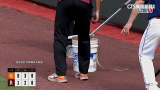 桃園球場有「蛇」出沒！　桃猿洋投被嚇到