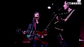 布林肯突訪烏克蘭展援烏決心　奏吉他唱名曲鼓舞烏人