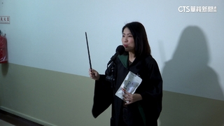 吳釗燮備詢主動握手　徐巧芯換「巫師袍」質詢