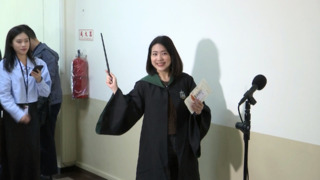 穿魔法袍質詢吳釗燮　徐巧芯：魔法部吵架王咒語是「去去邦交走」？