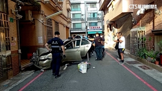 女毒品通緝犯拒檢逃逸！失控撞民宅　警開槍壓制