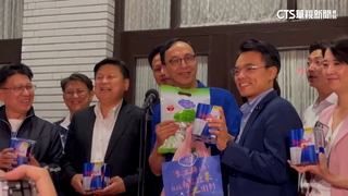 赴立院送提神飲.鹹酥雞　朱立倫「探班」挺藍白委