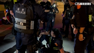 凌晨盤查男爆推警！搜出刀械.毒品咖啡包送辦