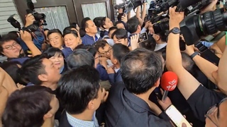 藍綠白甲動爆衝突！現場推擠混亂  徐巧芯笛聲讓現場沉默