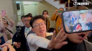 立院大亂鬥！　郭國文「推臉」黃國昌　謝龍介祭鎖喉功