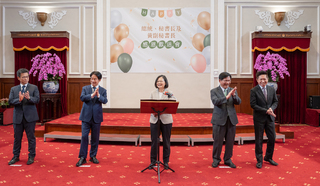 總統府歡送會　蔡英文笑稱「以後講話不用讀稿機了」：有機會感受不一樣的我