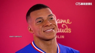 姆巴佩新蠟像揭幕　相似度高.難分辨真假