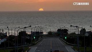 西濱通霄段「落日大道」　夏季夕陽路中入海絕美