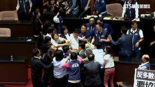 國會搶案？！　郭國文趁亂奪走周萬來文件　拔腿衝出議場