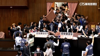 搶佔主席台！　綠委沈伯洋.邱志偉.郭國文摔落送醫