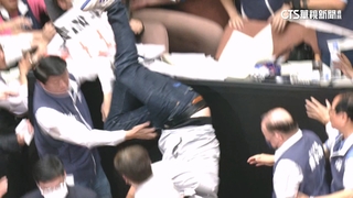 沈伯洋踩人牆重摔　王鴻薇：王定宇慫恿危險行為