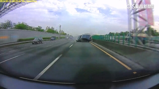 國1轎車疑爆胎撞護欄翻2圈　驚悚畫面全都錄