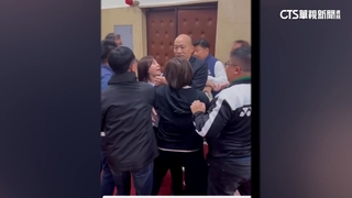 不讓進場！韓國瑜遭女綠委熊抱　藍綠拉扯5分鐘