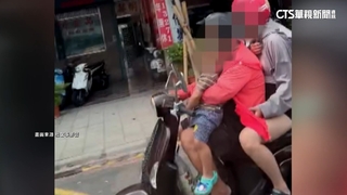 驚險！騎士三貼右手催油門左手抱童　警：將開罰