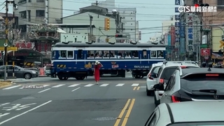 險！疑為拍復駛列車　紅洋裝女竟站平交道旁