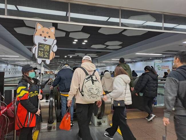 台北捷運推出「軟膠鞋影像辨識功能」　持續宣導搭乘電扶梯「緊握扶手、站穩踏階」 | 華視新聞