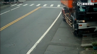 飼料車越過雙黃線　衝進民宅.撞毀200萬新車