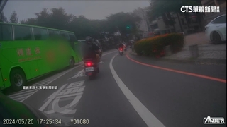 客運.遊覽車街頭競速險撞騎士　遭罰吊扣牌照