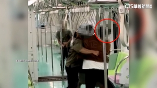 驚恐2分鐘！男進車廂就揮刀釀3傷　民眾英勇包圍壓制