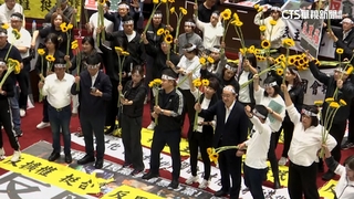 綠拿太陽花唱「島嶼天光」　藍持國旗貼紙唱國旗歌