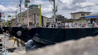 「超商屋頂上的富士山」沒了　河口湖町2.5公尺高黑幕架設完成