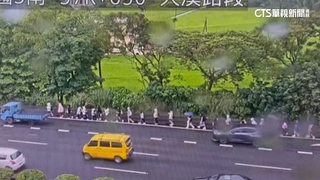 疑校車故障　新生醫專生冒雨沿路肩「國道縱走」