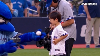 菊池雄星小兒子開球　興奮滿場跑模樣萌！