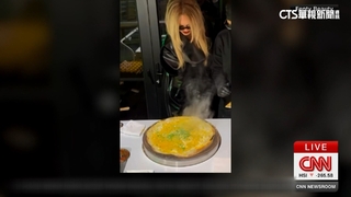 蕾哈娜現身上海！　親做「煎餅果子」粉絲讚有天賦