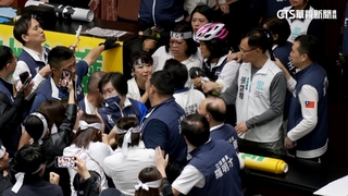 立院戰國會職權修法！　陳亭妃掛布條　藍圍攻「擠她下台」