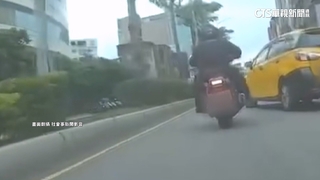 重機騎士遇計程車「鬼切」　翻180度摔對向車道