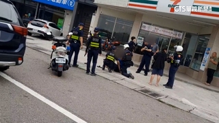 女疑偷超商行動電源　男友持利器與店長扭打被逮