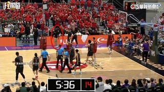 「表弟」進攻被打臉犯規　卡森斯保鑣「護駕」遭驅逐