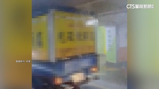 停車場驚現「瀑布」！　貨車撞斷消防水管卡天花板