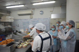 台鐵便當驚現「斷頭大蟑螂」　衛生局要求業者限期改善