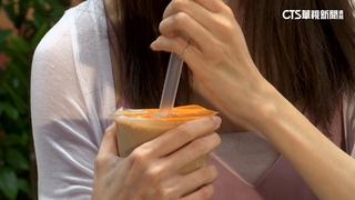 服務周到！日本手搖飲員工幫「插吸管」　掀兩派議論