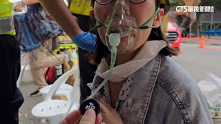 受困近1小時！　韓國住戶硬開電梯門傳訊找求助