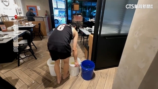 雨炸高雄！雷擊電桿336戶一度停電　餐廳「室內下雨」