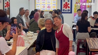 展現親和力！　黃仁勳臨江街夜市吃芒果冰