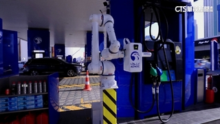 阿聯加油站AI上陣　機器人手臂代替人工加油