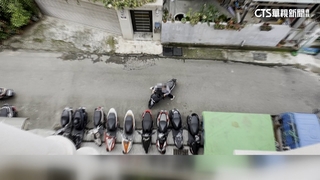 工程車沒位停！　工人硬拖「鎖龍頭機車」　害刮傷.輪胎損